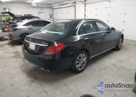 2015 Mercedes-Benz C-Class C 300 z USA, uszkodzony, nr VIN 55SWF4KBXFU058480